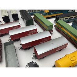 '00' gauge - Hornby Class 43 HST125 train with locomotive 43010/43011 and five various coaches (one in poor box); two other unboxed Hornby coaches; and over thirty goods wagons by Jouef, Hornby etc; all unboxed