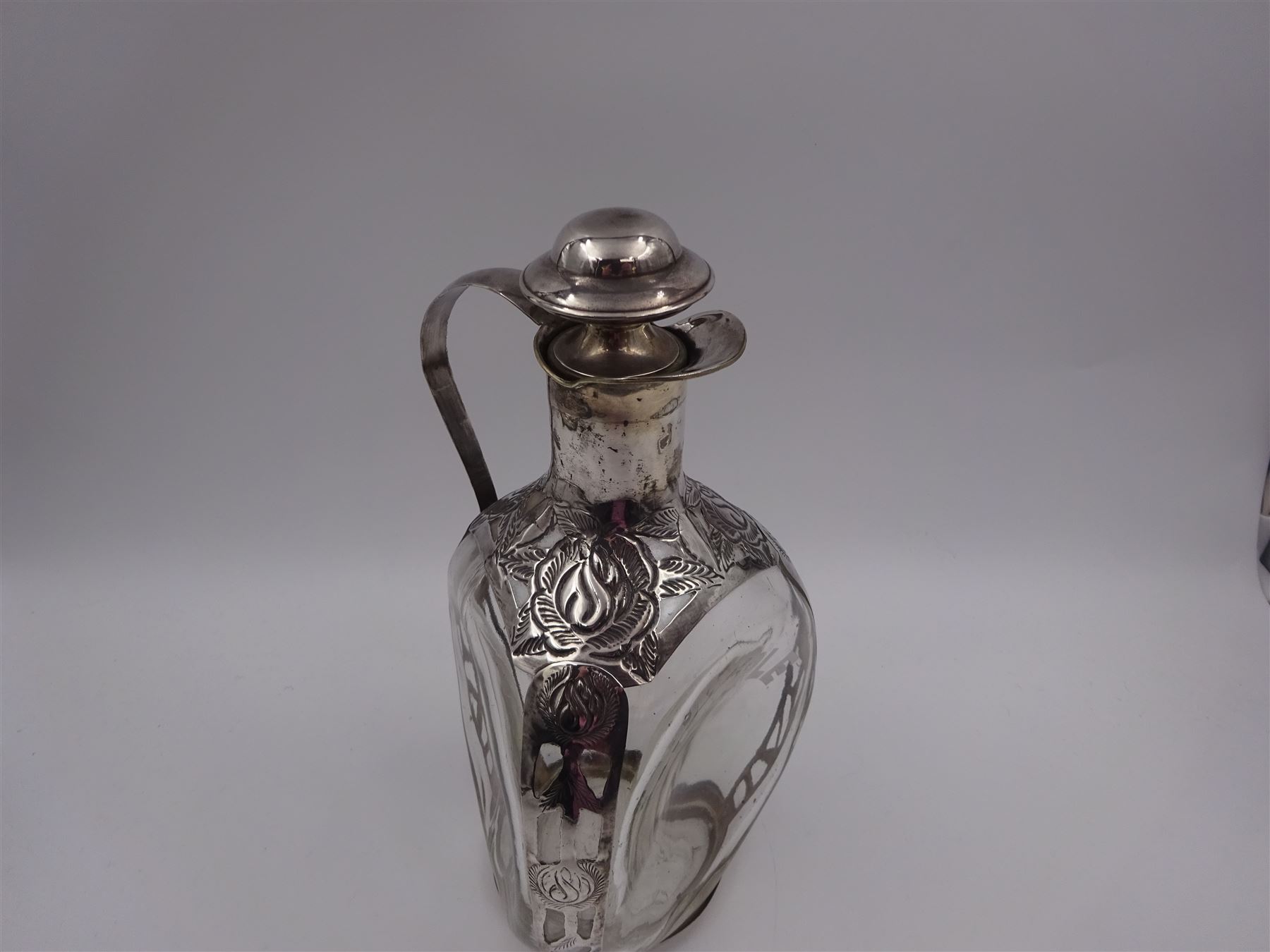 20th century Mexican silver overlaid Dimple whisky decanter/jug with stopper, the glass body overlaid with pierced floral silver decoration, with silver C handle and silver stopper, stamped 925 to base, H23.5cm