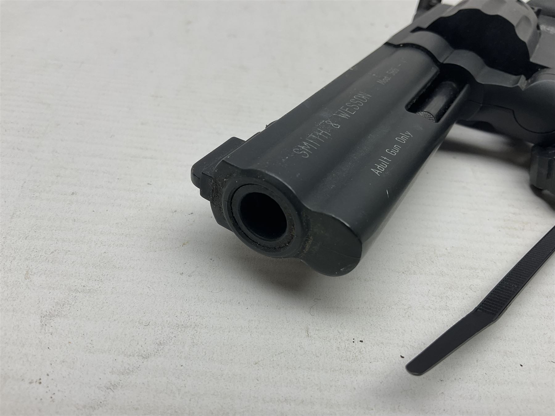 Umarex Smith and Wesson model 586-4 .177 air pistol serial no.S074938959 with circular 10-shot magazine L29cm  NB: AGE RESTRICTIONS APPLY TO THE PURCHASE OF AIR WEAPONS.