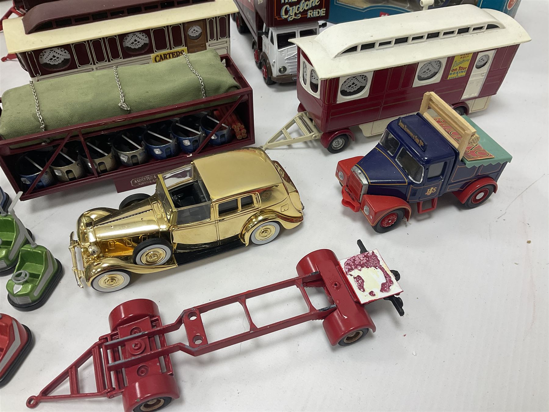 Corgi - various models both boxed and loose to include Dibnahs Choice 1 50 scale 80308, Classics 31702 and 97920, along with loose 1937 Rolls Royce 111 Sedance de Ville model, further mostly Showmans Range models and assembled fairground kits