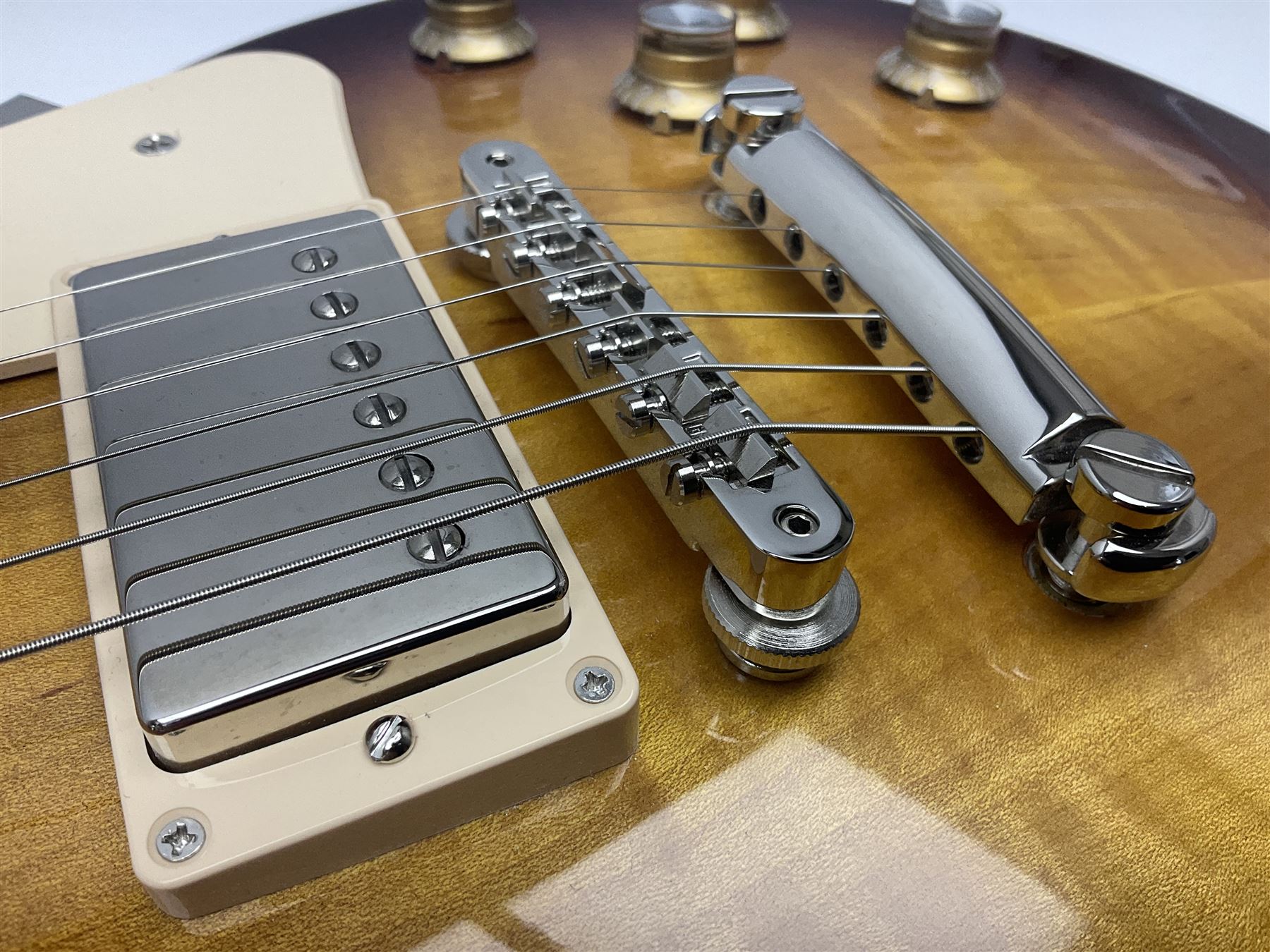 2021 USA Gibson Les Paul Standard guitar Model No LPS600B8NH1 with tobacco sunburst finish; serial no.216610246 L98cm; in Gibson fitted hard case with multitool, cloth, inspection certificate and other paperwork