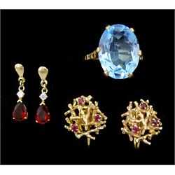 Gold blue paste stone ring, pair of garnet and clear stone set stud earrings and one other pair of stone set screw back earrings, all 9ct