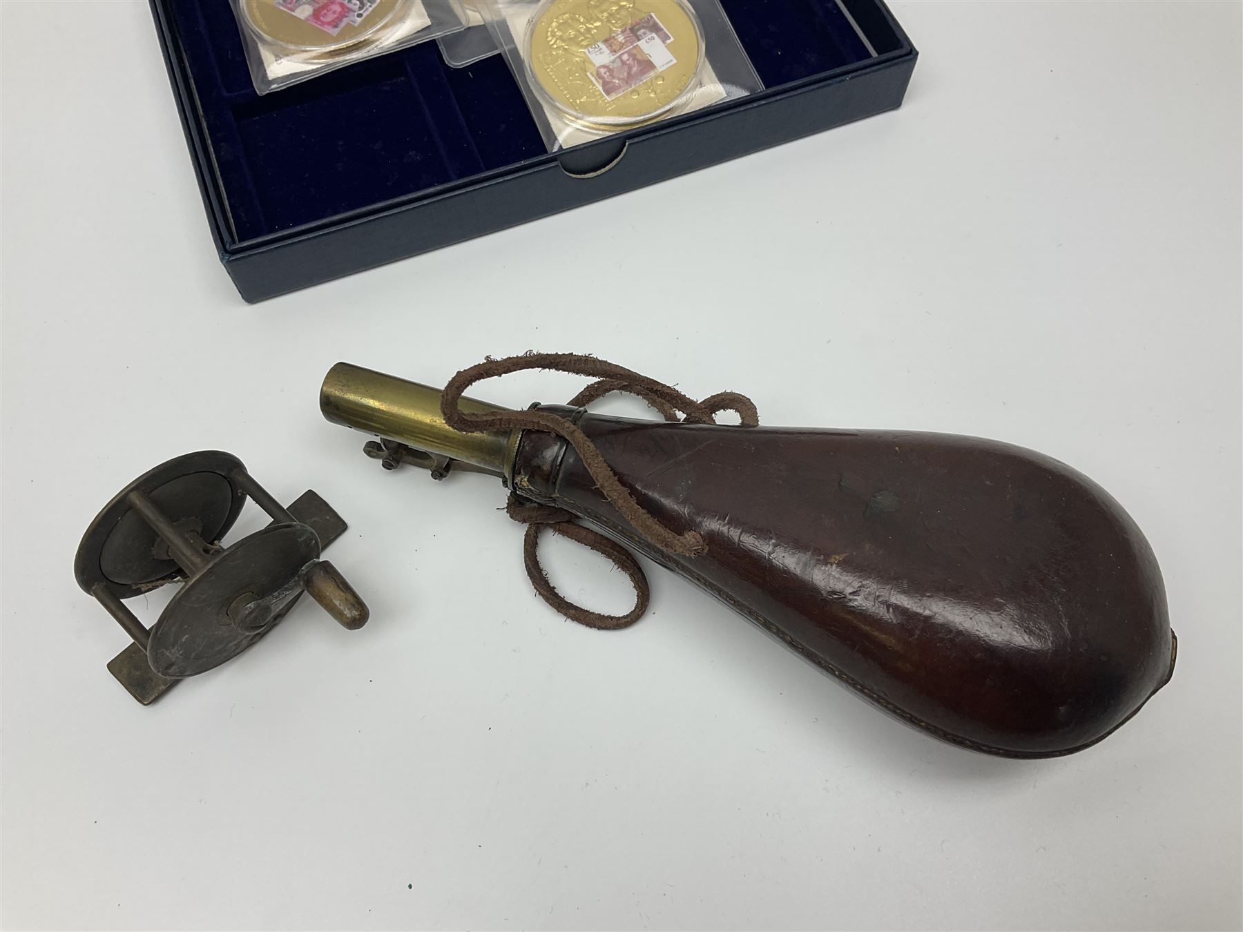 Six early 20th century fishing reels, to include wooden and brass examples, together with a leather powder flask, 1913 Christmas tin, Morgan dollar, Queen Victoria double florin and a collection of other coins, etc 