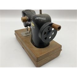 Singer mini sewing machine, together with Holly hobbie mini sewing machine and other sewing machine models, Singer H15cm
