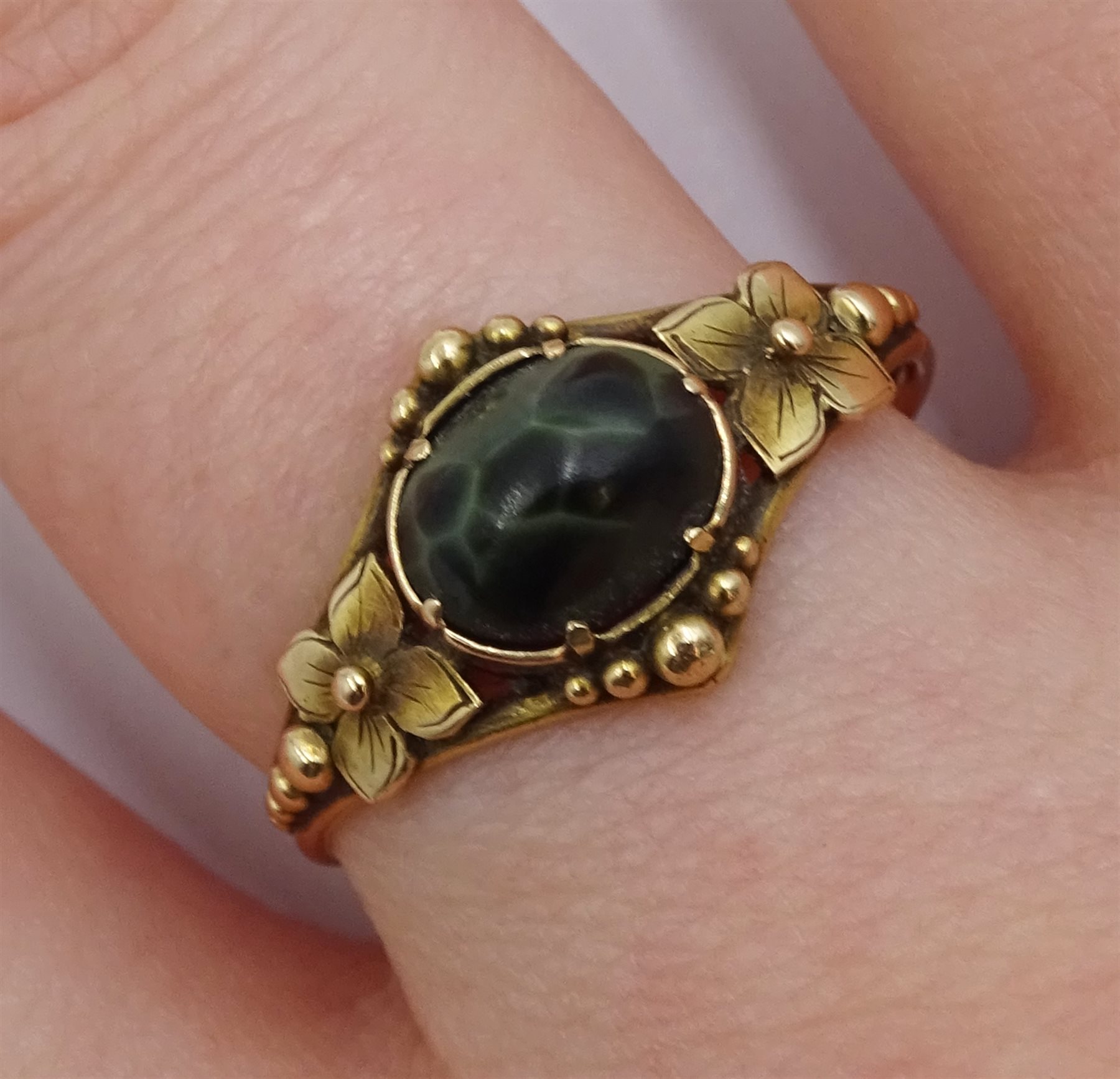 Gold Kambaba jasper ring and an Edwardian gold amethyst and seed pearl bar brooch, both 15ct