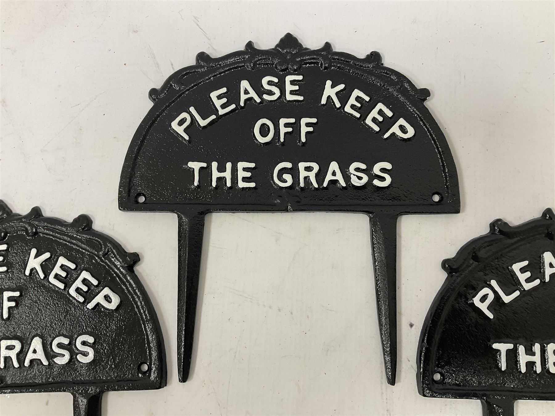 Three Please Keep Off the Grass cast iron sign, without spike H14cm 