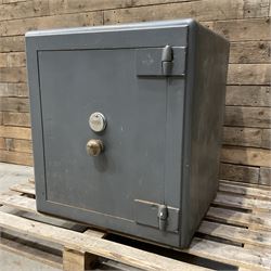 Chatwood cast iron safe with keys