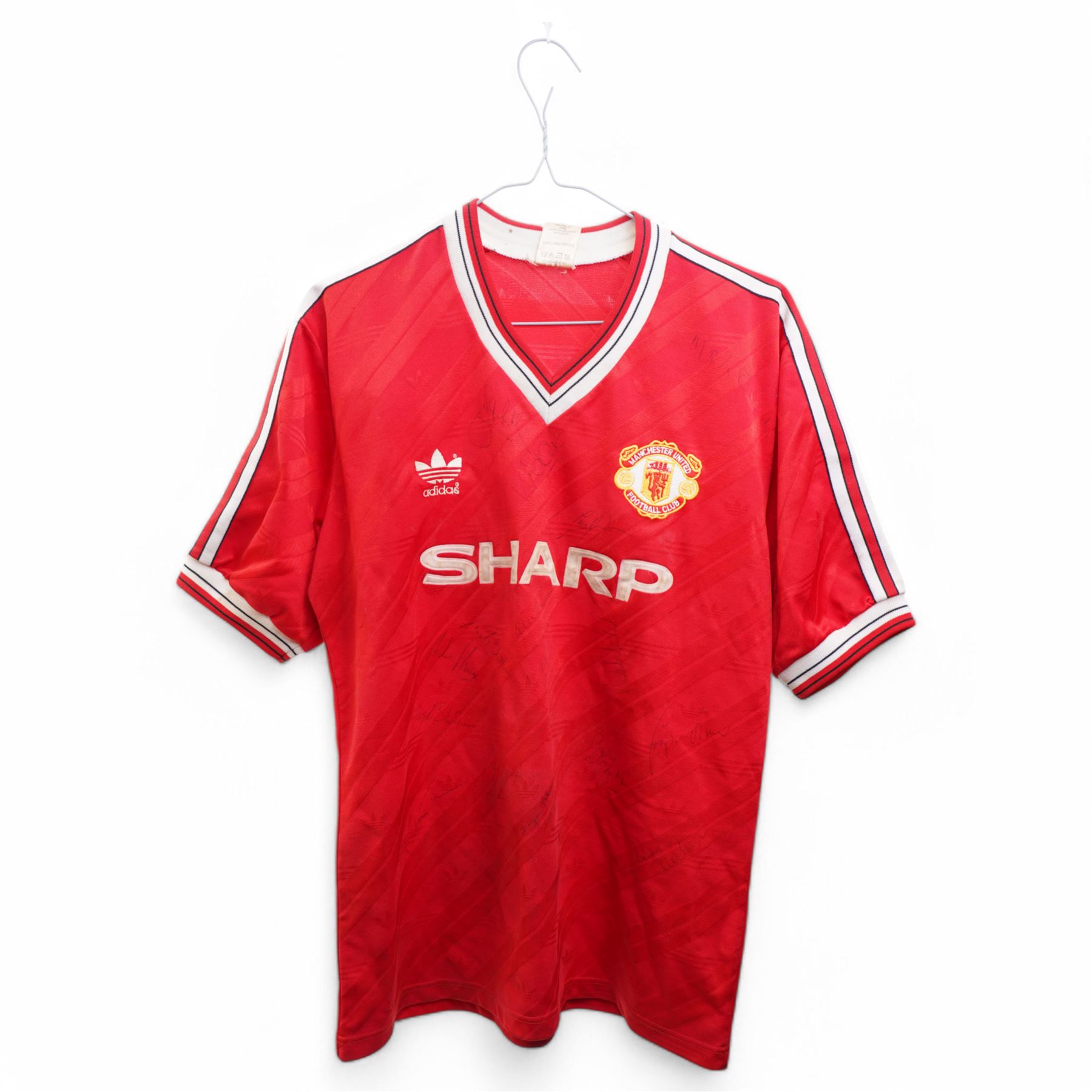 Manchester United 1986 signed football shirt, size large, signatures to include Bryan Robson, Norman Whiteside, Clayton Blackmore, Chris Turner, Mike Duxbury, Remi Moses, Jesper Olsen and others 