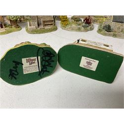 Nineteen Lilliput Lane models, including Dove Tails, Birdlip Bottom, Smallest Inn, Gossip Gate and Beehive Cottage, all with deeds and original boxes (19)