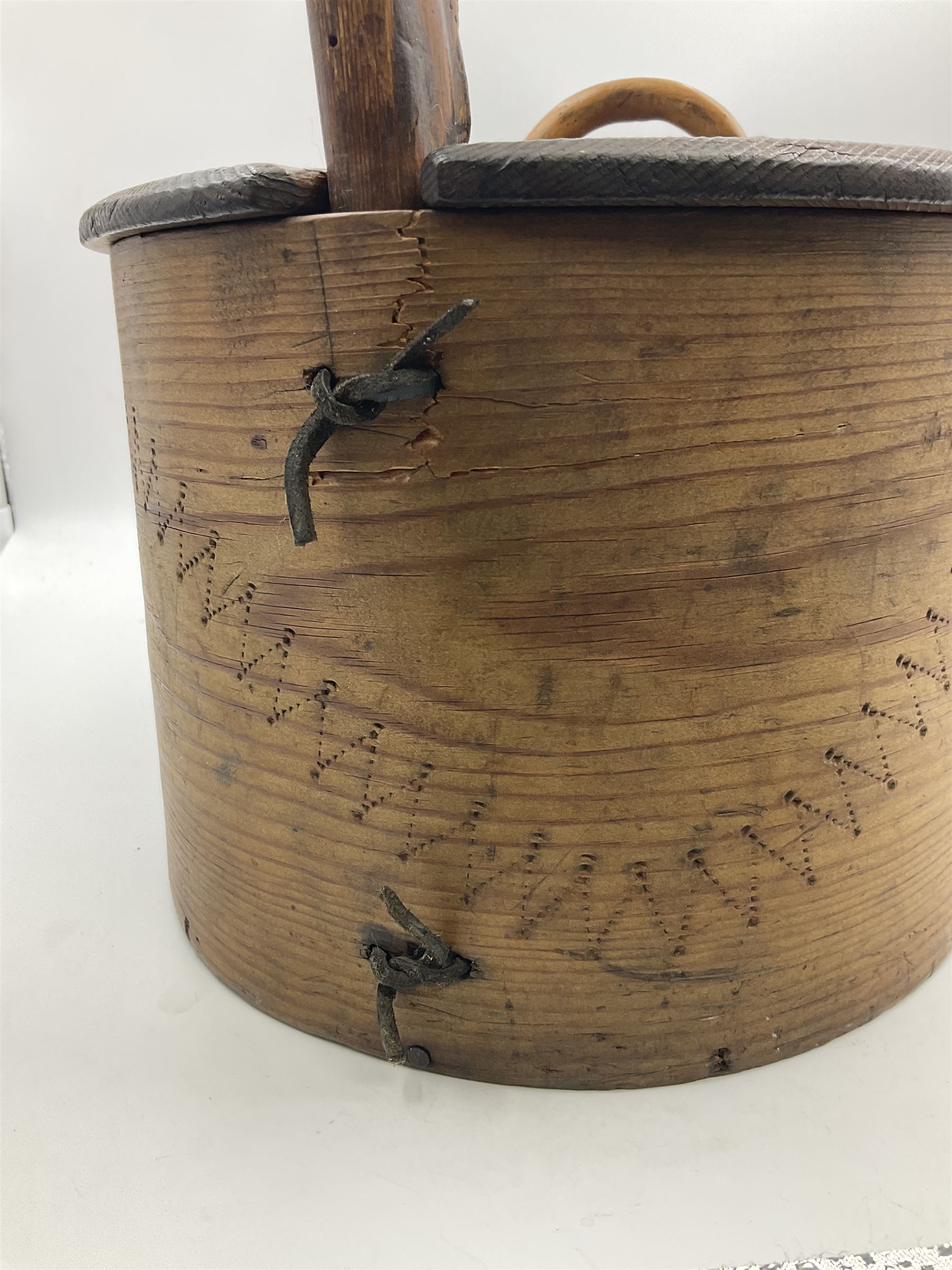 19th century Scandinavian Svepask / Tine box, the pine oval form body with notched posts and conforming lid decorated with Folk Art style pokerwork decoration and single carry handle, L38cm