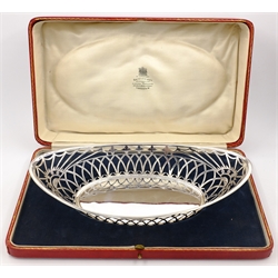  Edwardian silver bread basket pierced decoration by Skinner & Co London 1909 cased approx 5.8oz  