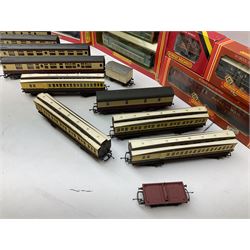 Various makers '00' gauge - Hornby Class 142 BR Twin Railbus Set; and eight goods wagons including Royal Mail Coach and Operating Crane Truck; all boxed; and eleven unboxed passenger coaches and wagons (20)