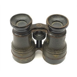 Caricature wooden carving of two WW2 British officers, inscribed under the base 'Venice March 1946' H13cm; and unmarked pair of binoculars (2)