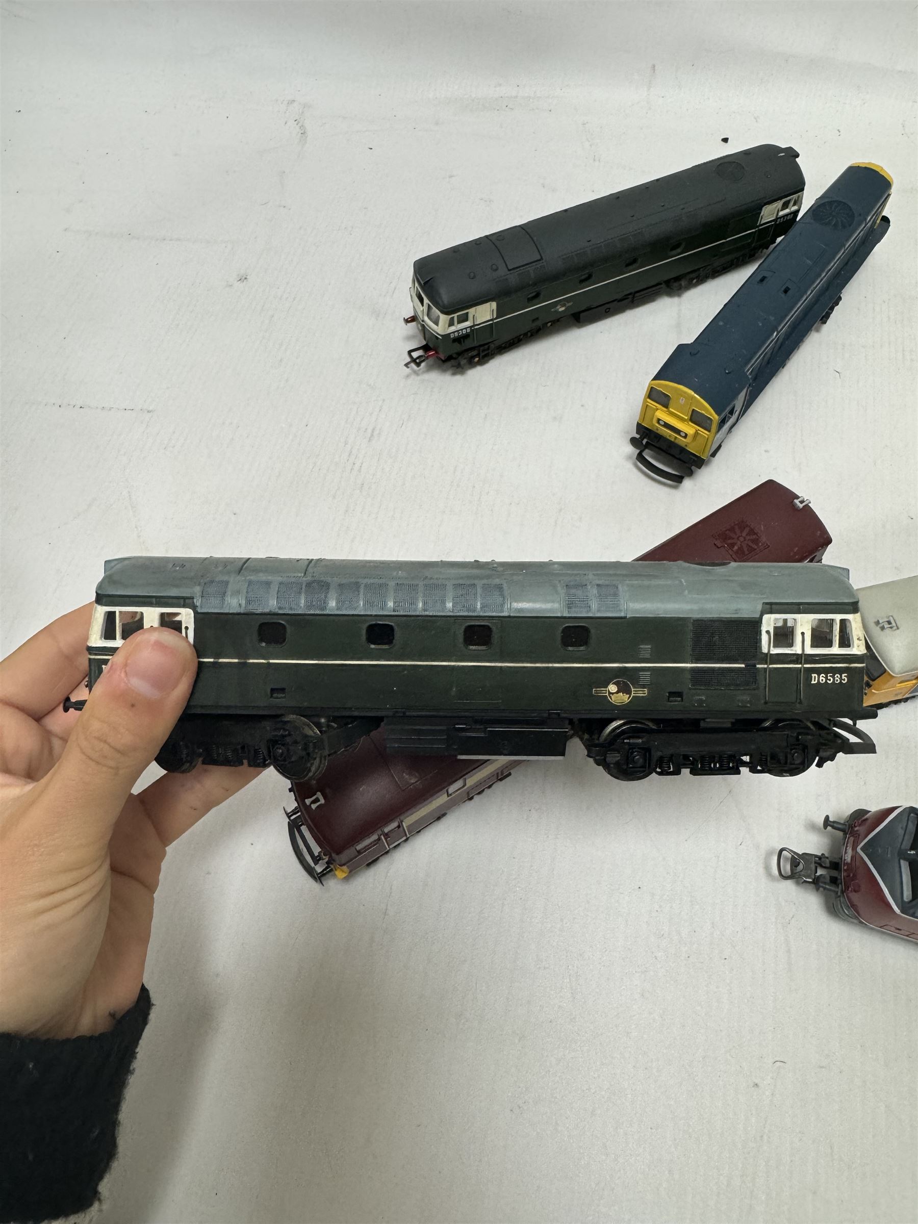 Eight Lima Ho and '00' gauge locomotives, comprising BR Class 20 locomotive no. 20222, re-worked BR Class 33 Bo-Bo locomotive no. D6585, Class 73 Bo-Bo Broadlands no. 73142, Class 73 Bo-Bo EWS locomotive no. 73128, 201640 Class BR no. 221 149-8 DB, Class 26 Bo-Bo locomotive no. D5308, Amtrak 523 diesel locomotive and Class 1400 2-4-0 no. 20215, unboxed