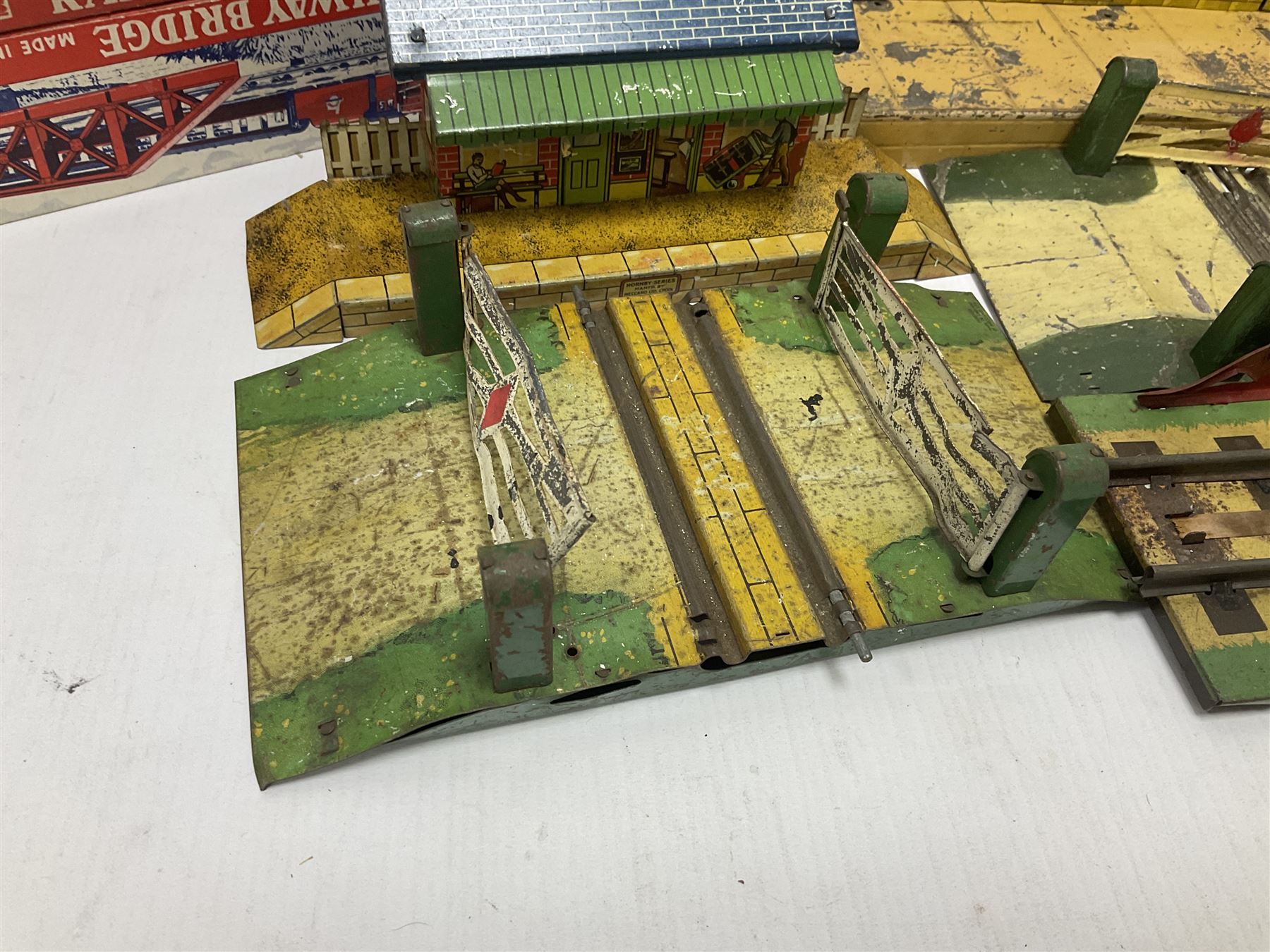 ‘0’ gauge - six boxed Hornby Hachette coaches comprising three Saloon Cars and three Dining Cars in original boxes; three loose ‘SNCF’ cars; three crossings, two Hornby/Meccano railway stations, one bridge and a water tank; two further Mettoy Railways ‘Railway Bridge’ in original boxes (17)