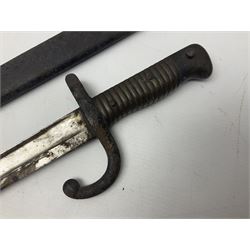 French 1866 pattern sabre bayonet with 57cm fullered steel curving blade dated 1875, in steel scabbard L71cm overall