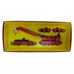Hornby '00' gauge rolling stock and accessories, R402M Operating Royal Mail Coach Set, R127 Operating Crane Truck, R749 75 Ton Breakdown Crane, R401 Operating Mail Coach Royal Mail coaches and other rolling stock, etc all boxed 