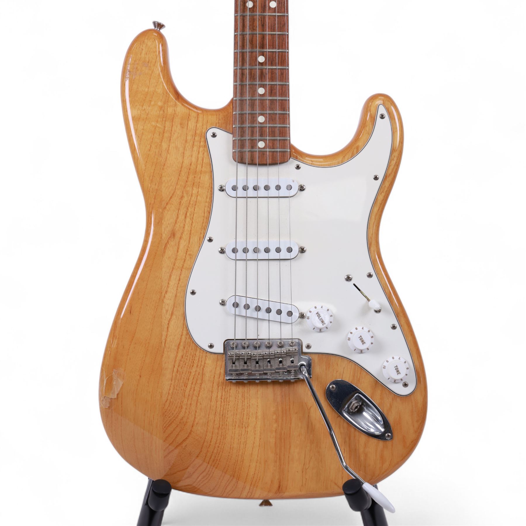 Fender Stratocaster electric guitar, serial no. MN8110169 made in Mexico c. 1998, with natural body, maple neck, three pickups, three control dials and five way selector switch, L99cm 
