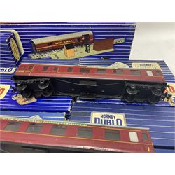 Hornby Dublo - 4620 Breakdown Crane; TPO Mail Van Set; D1 Level Crossing; Pullman cars and goods vans; with a large quantity of track to include straight and curved track, switch points and buffer stops; boxed and loose
