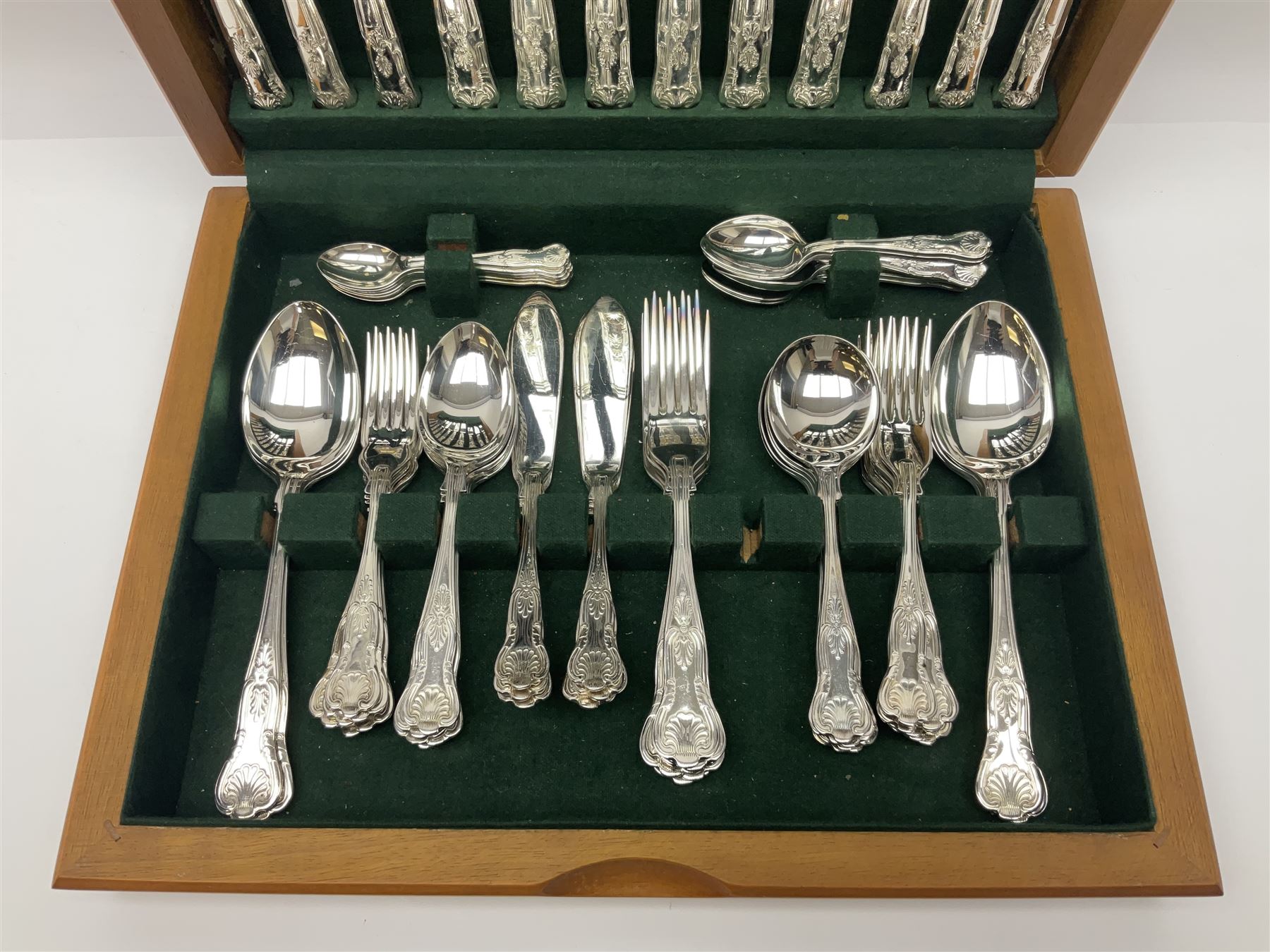 Canteen of silver plated Kings pattern cutlery for six place settings, in a fitted wooden case