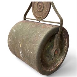 Edwardian cast iron garden lawn roller, handle over crocket-style spoke with moulded roundel medallion