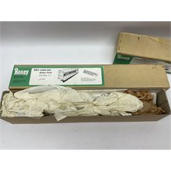 Eighteen boxed '0' gauge model railway kits for coaches and wagons from various makers, to include Roxey Mouldings, Slater’s Wagon Kits, Parkside Dundas, Blacksmith Models etc, all in original boxes (18)