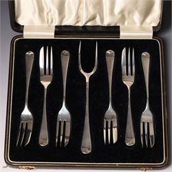 Set of six silver pastry forks and serving fork, cased Birmingham 1931 Maker Arthur Price & Co