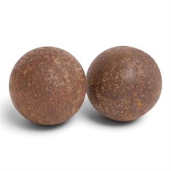 Two 18th/19th century iron spherical cannon balls D7cm