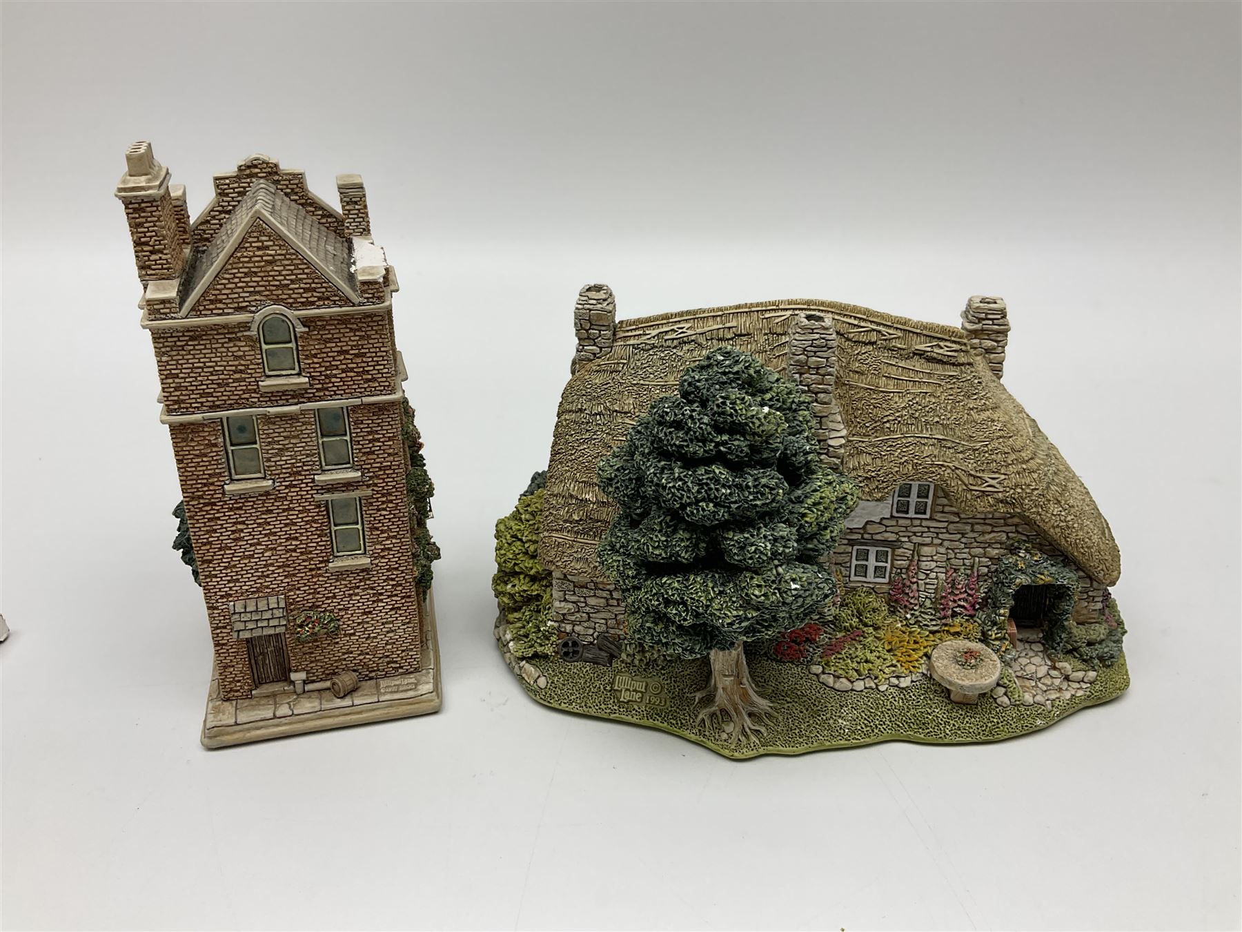 Fourteen Lilliput lane models, to include Eriskay Croft, Little Smithy, Gulliver's Gate, Kerry Lodge, Eamont Lodge etc, all with original boxes and some with deeds (14) 