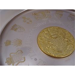 Modern limited edition silver The College of Arms plate to commemorate the The Queen's Silver Jubilee, the plain circular plate with central 24ct gold plated plaque depicting the Royal Arms, bordered by engravings of The College of Arms and the Kings Arms etc, by Danbury Mint, hallmarked Yorkshire Mint, Birmingham 1977, number 350/2500, in original fitted box with paperwork, D26,5cm, 
