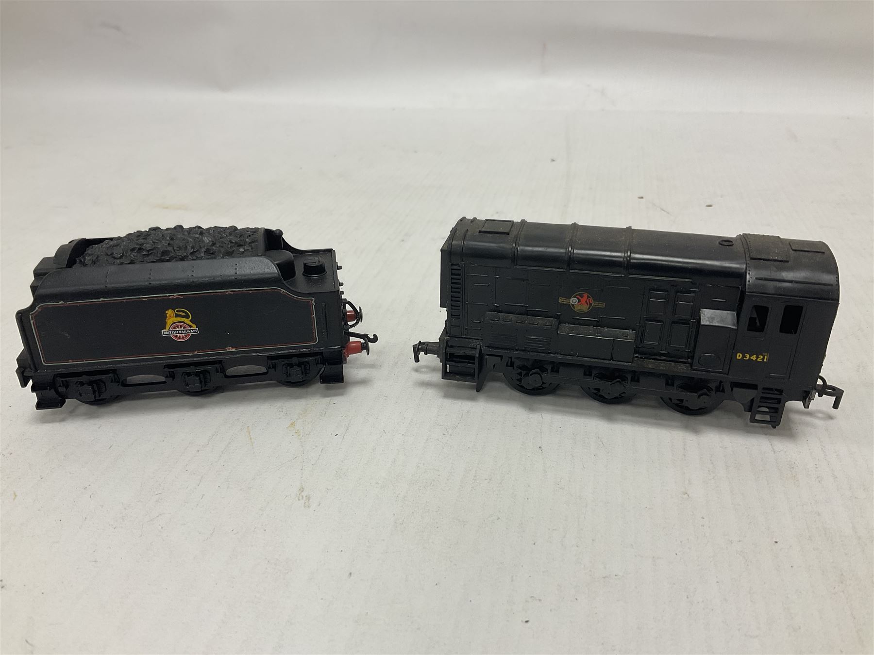 ‘00’ gauge - Airfix locomotive model kits comprising series 4 City of Truro kit and empty series 4 box, series 4 Mogul, two series 4 Harrow kits, all boxed; together with Rosebud Kitmaster Stirling kit and quantity of loose plastic locomotives and tenders from Airfix, Kitmaster, Ratio etc 