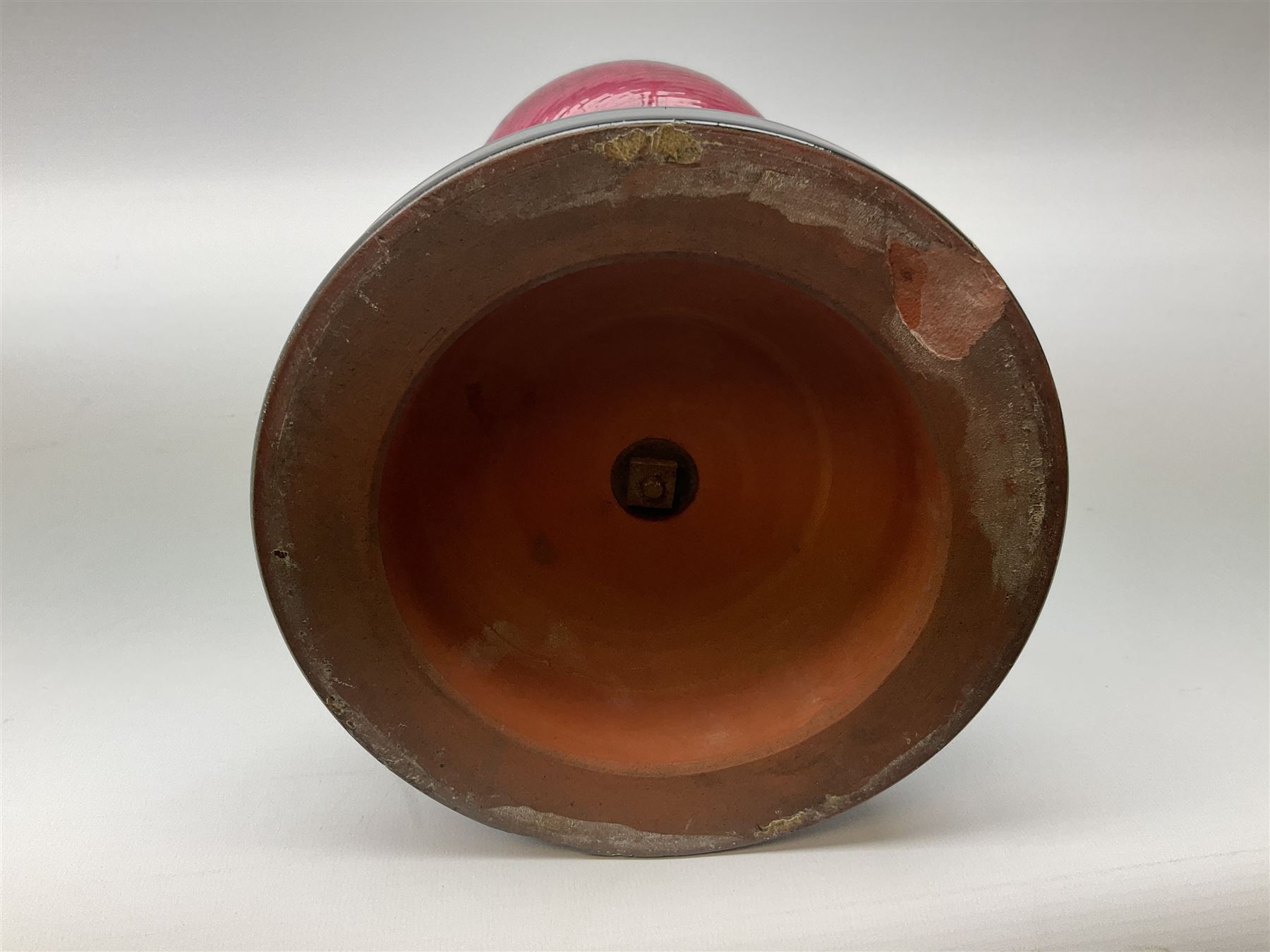 Victorian table standing oil lamp, brass fittings, cranberry glass reservoir, brass column on black enamelled ceramic base, with a frosted glass shade and clear glass chimney, H68cm