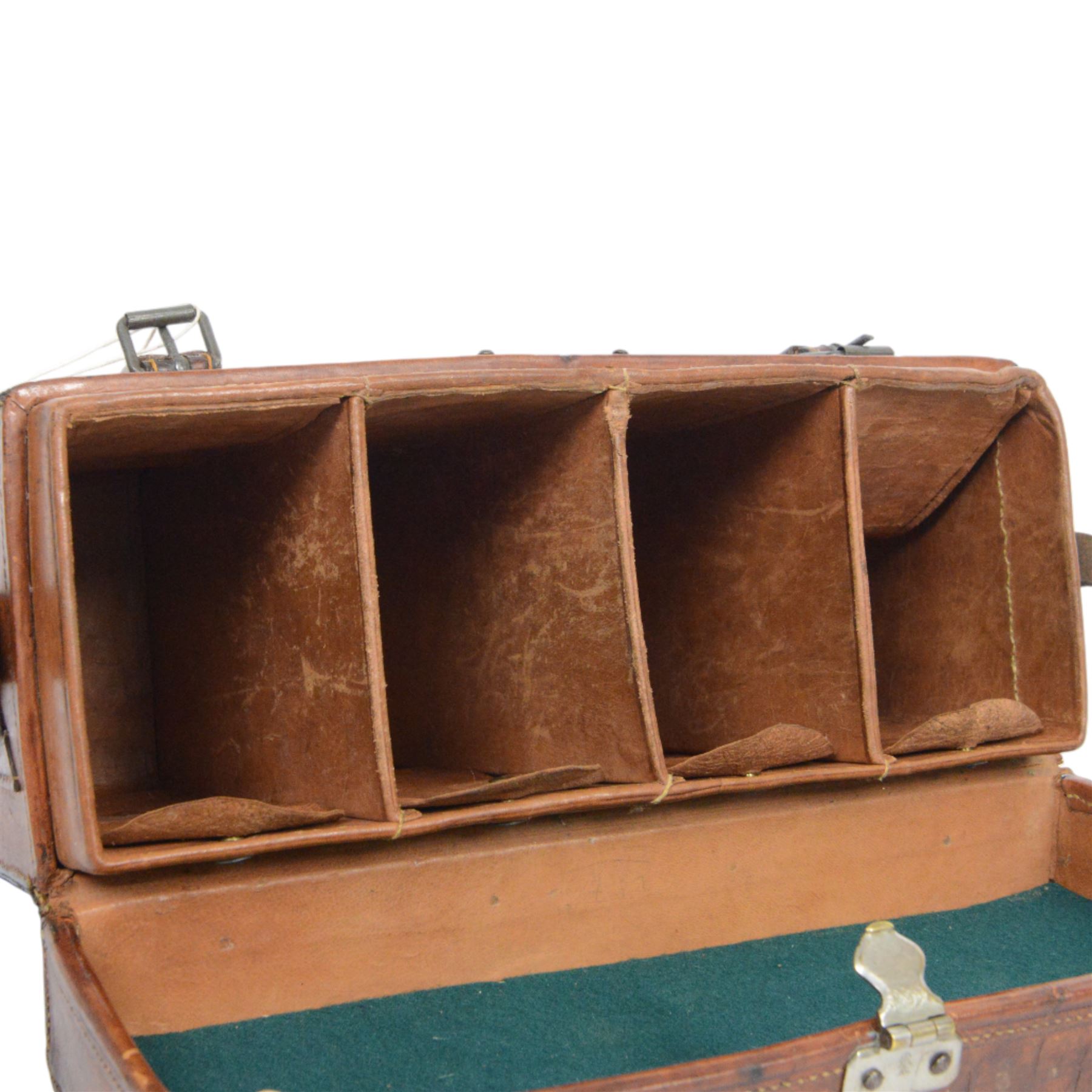 Cartridge magazine carrying case in leather, with five partitions with adjustable belts, the lid lined in green felt, with key, H23cm, L32cm, D13cm