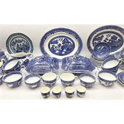 Late 18th/early 19th century Chinese export dinner plate, together with
Royal Venton Ware in Willow pattern, part dinner service, including two covered tureens, jug, six dinner plates, two serving platters, three serving platters, six dinner plates, seven side plates and seven dessert plates etc