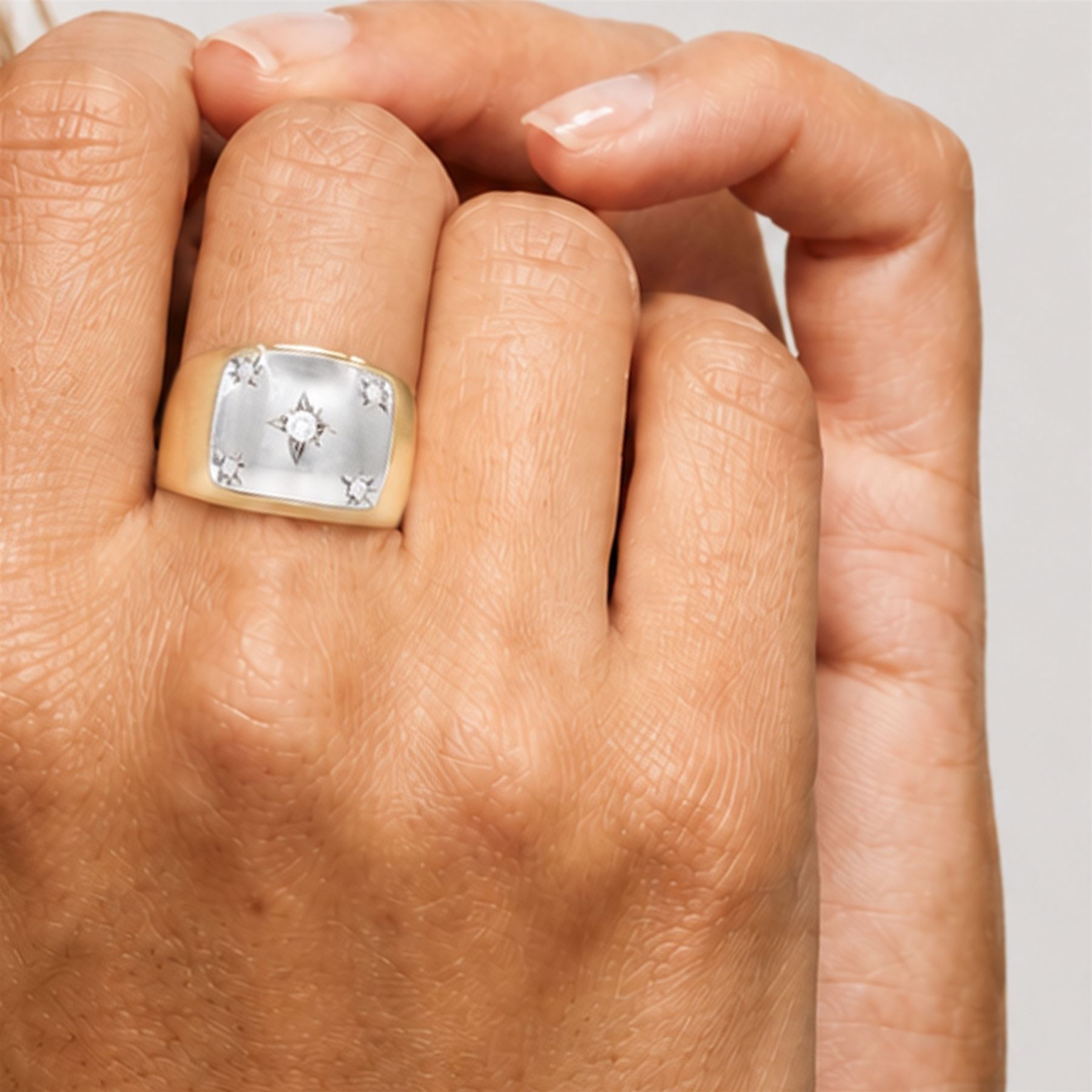 18ct gold curved diamond ring, five rubover set diamonds, set in white gold to a polished yellow gold shank, stamped 750, total diamond weight 0.30 carat