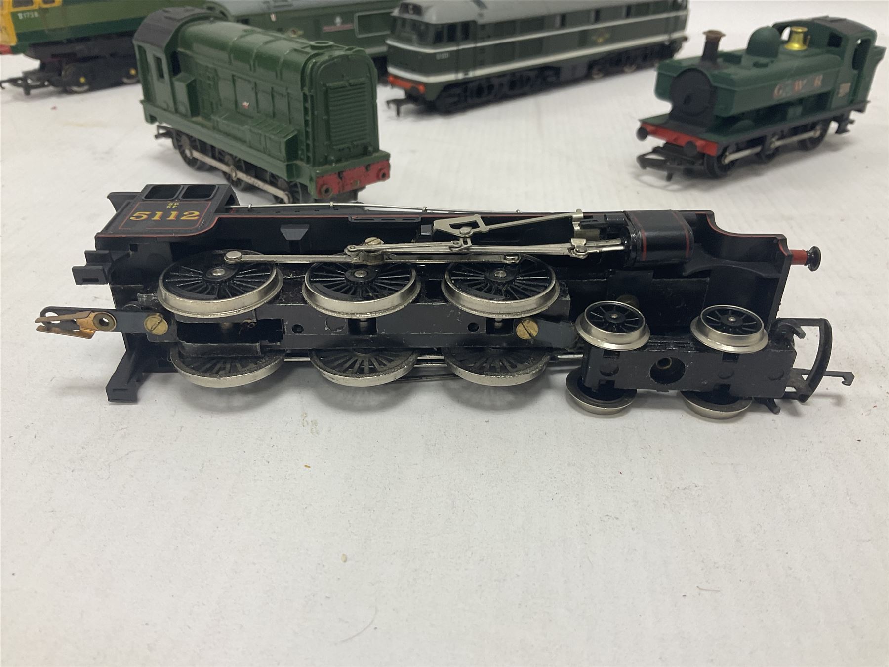 Various Makers ‘00’ gauge - eight locomotives to include G&R Wrenn Class N2 0-6-2T no.2385 in LMS black and Standard Tank Class 2-6-4 no.2679 in LMS crimson; Class 5 4-6-0 no.5112 in black livery; Mainline Railways Class 45 D49 ‘The Manchester Regiment’ in BR green; Airfix Class 31 D5531 in BR green; three further models (8)