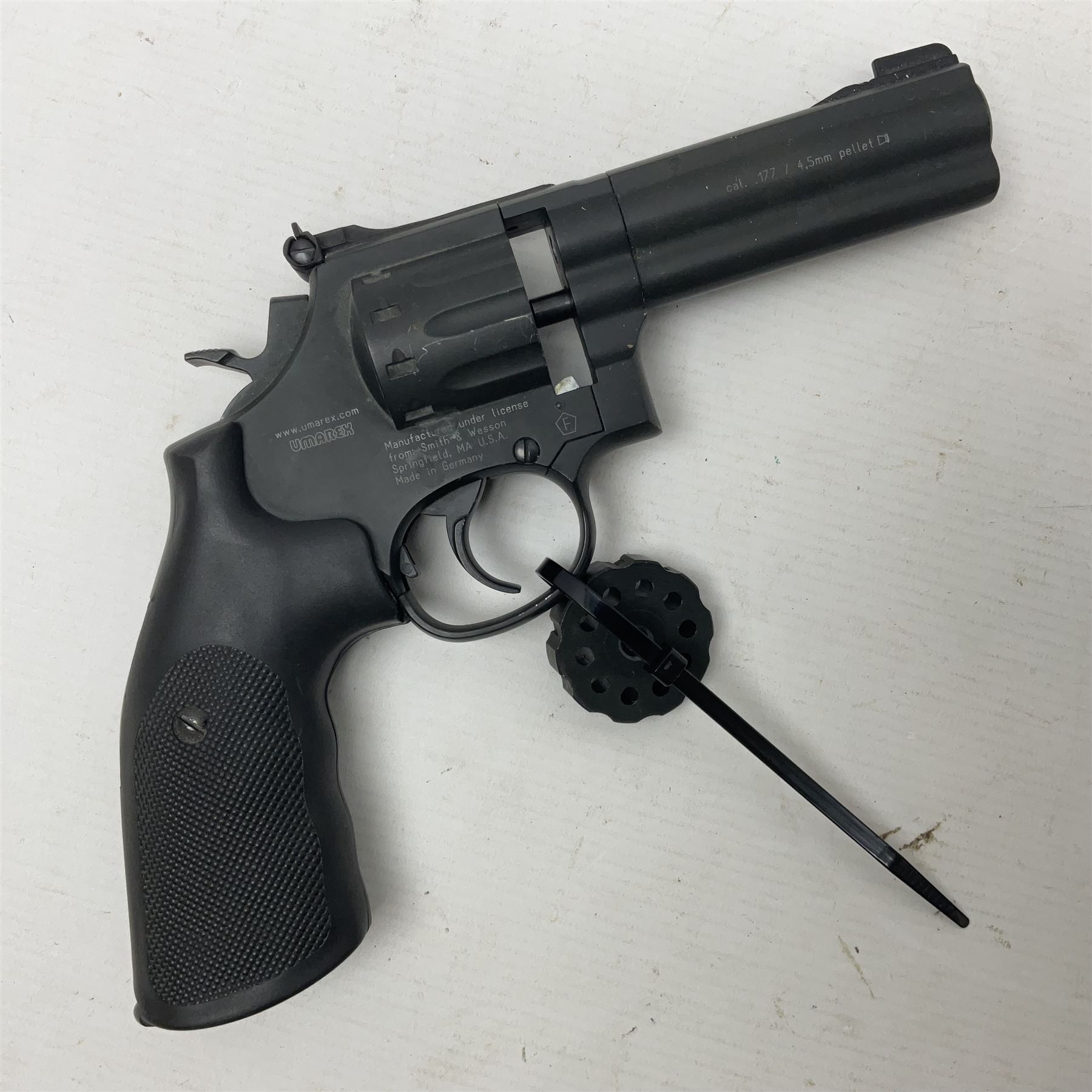 Umarex Smith and Wesson model 586-4 .177 air pistol serial no.S074938959 with circular 10-shot magazine L29cm  NB: AGE RESTRICTIONS APPLY TO THE PURCHASE OF AIR WEAPONS.