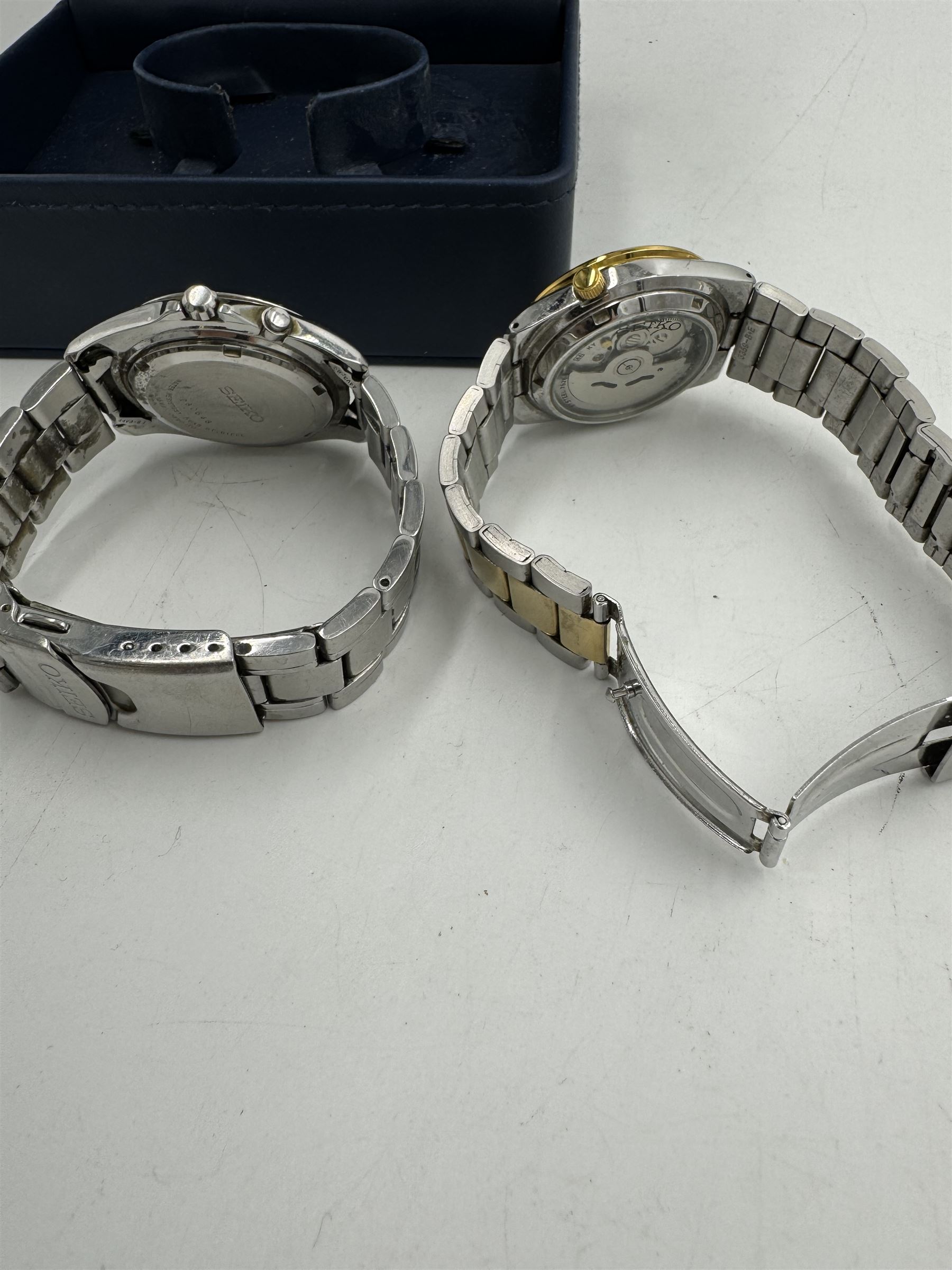 Two gentlemans automatic Seiko wristwatches, to include Seiko 5 with day date aperture and a Seiko Kinetic 50M, one with box