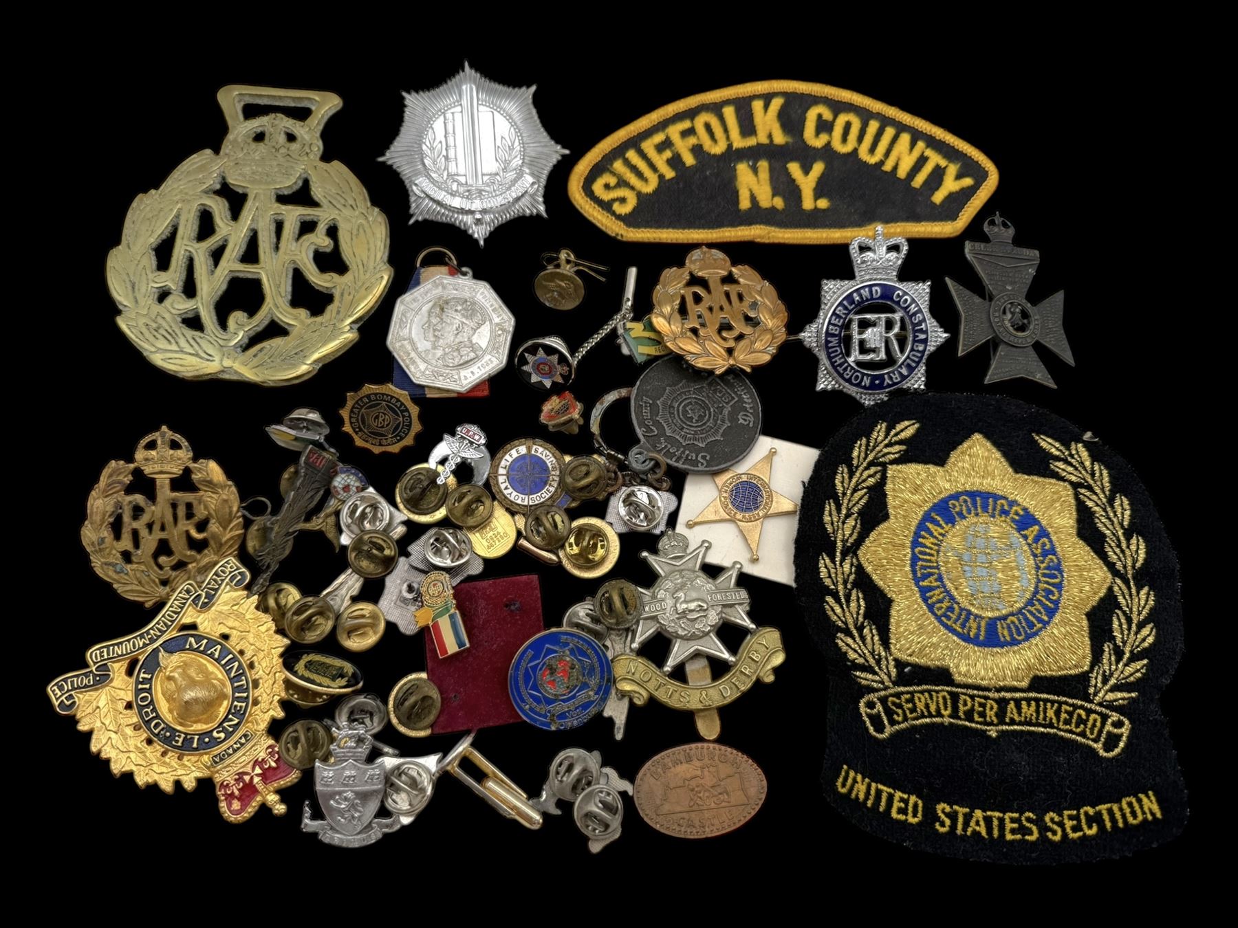 Collection of military and similar enamel badges, pin badges, cloth badges and brasses