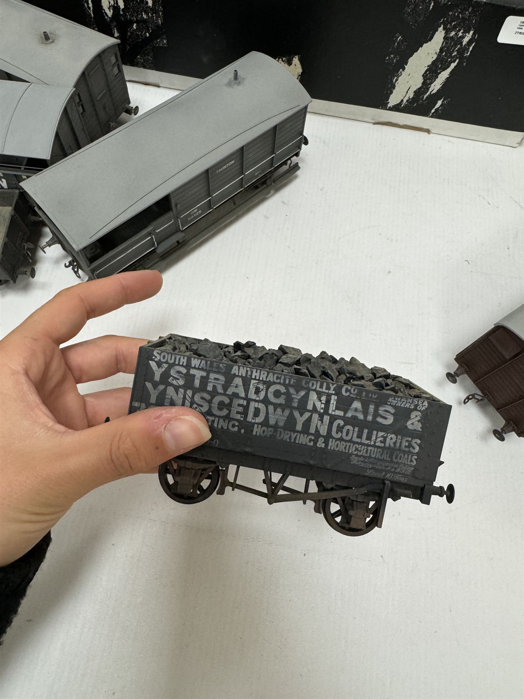 Thirteen kit built O gauge rolling stock models, including examples by Oakville Kits and Parkside Dundas, some boxed