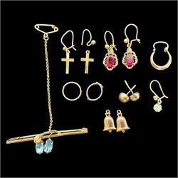9ct gold jewellery, including blue paste bar brooch, pair of red paste pendant earrings, pair of bell charms, and other 9ct gold oddments
