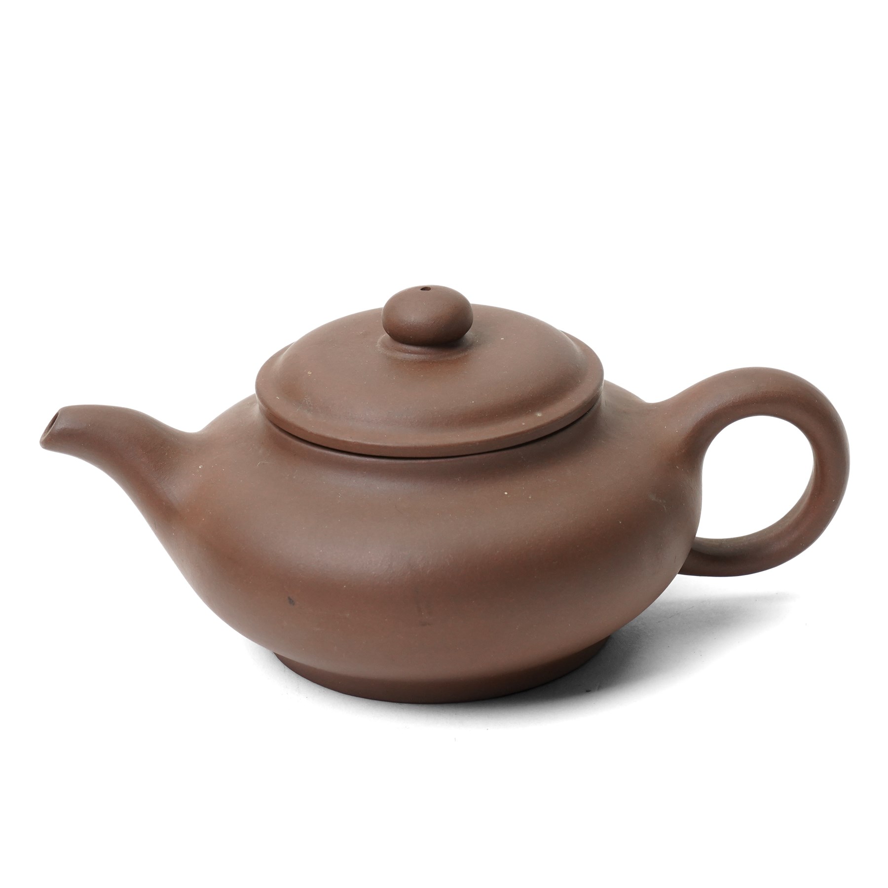 Three Chinese Yixing-style clay teapots, 20th century (3)