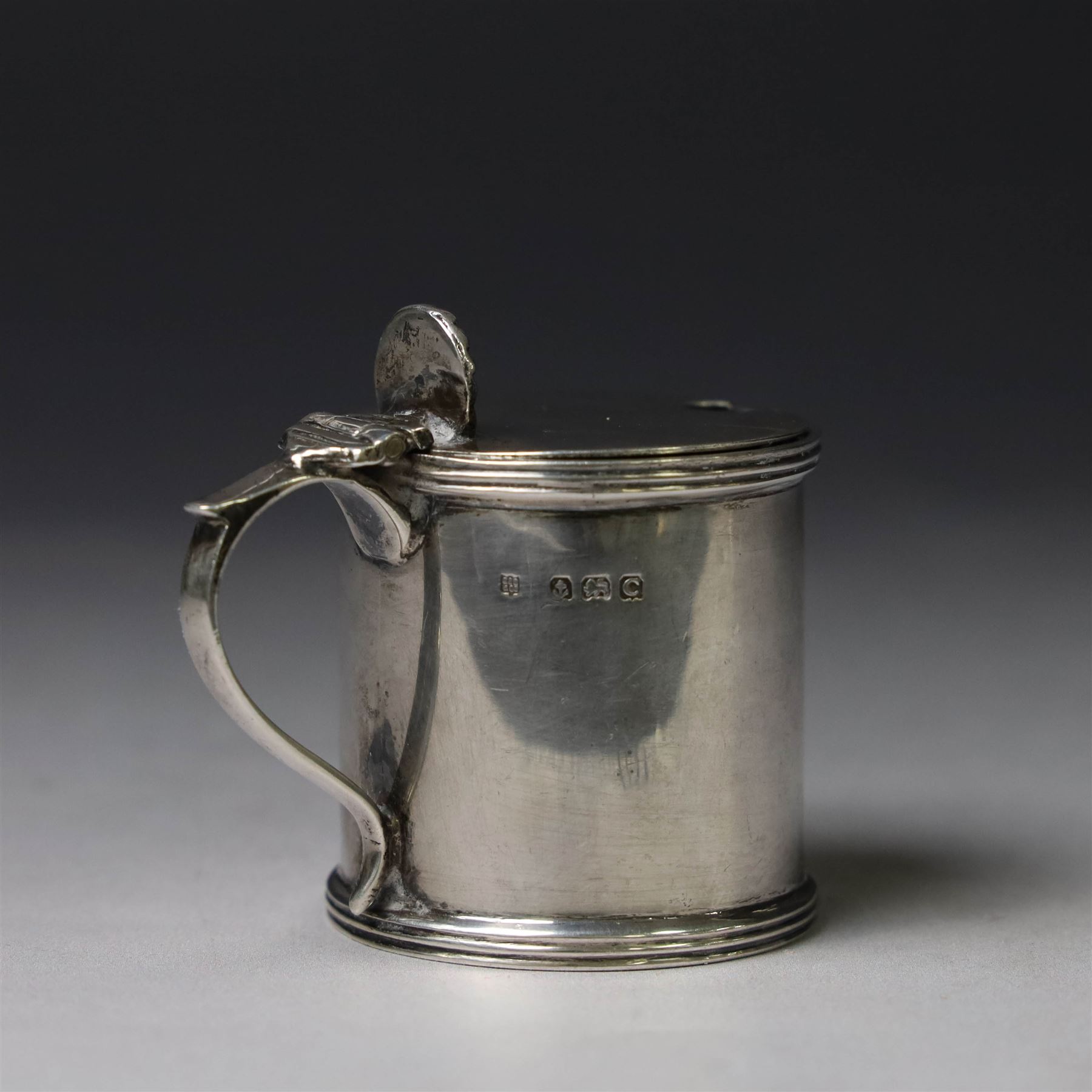 1920s silver two piece cruet set, comprising mustard pot and open salt, of plain cylindrical form, hallmarked Charles S Green & Co Ltd, Birmingham 1927, mustard pot H4cm
