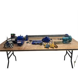 Record wood turning lathe and motor, with a three jaw chuck, tailstock and tool rest, selection of wood turning and woodworking chisels, electric bench grinder with grinding wheel and collet chuck plus a Record bench vice.