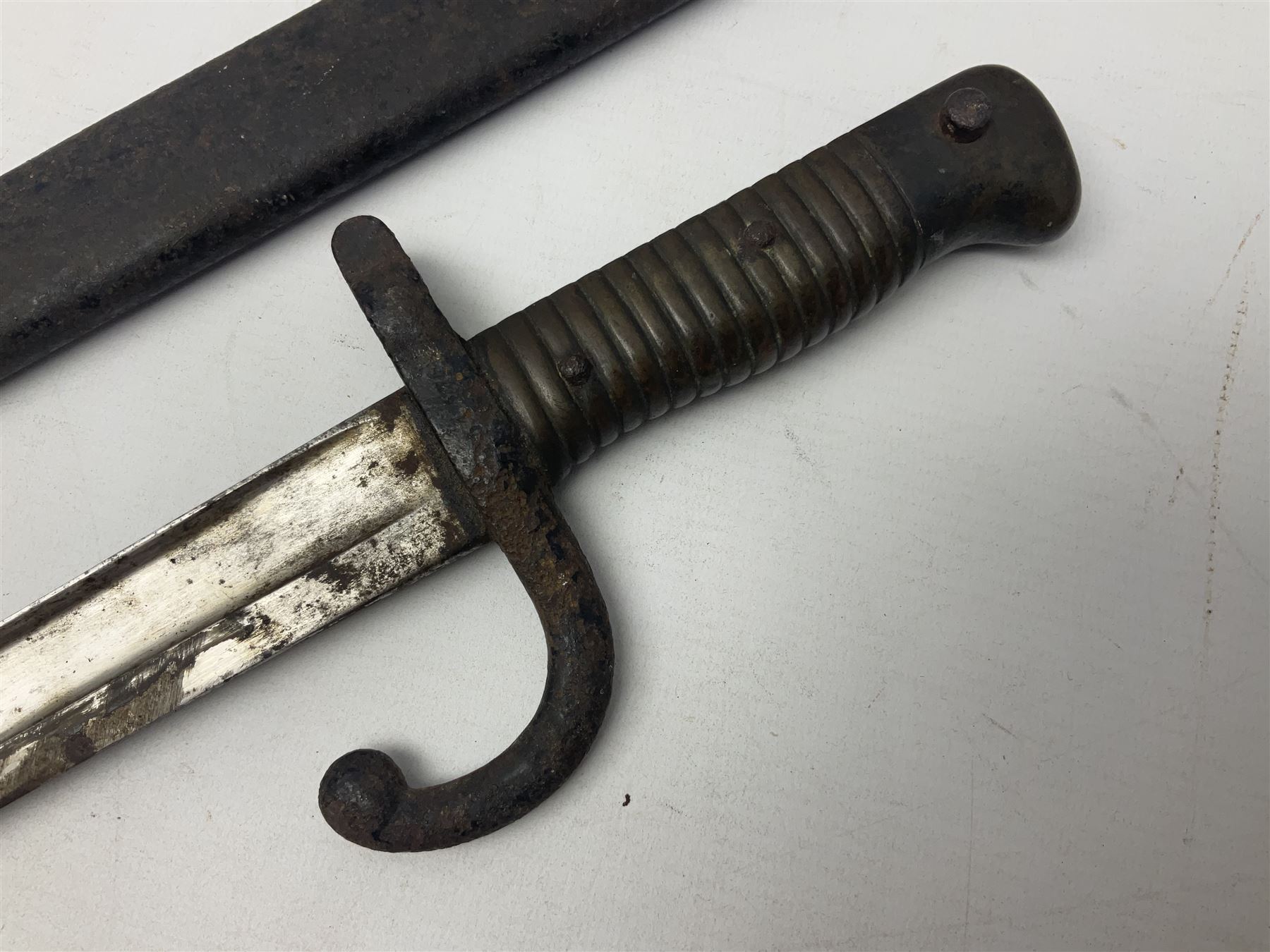 French 1866 pattern sabre bayonet with 57cm fullered steel curving blade dated 1875, in steel scabbard L71cm overall