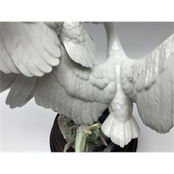 Large Lladro figure group, Swans Take Flight, modelled as two swans upon raised on circular wooden plinth, sculpted by Salvador Debon, H68cm