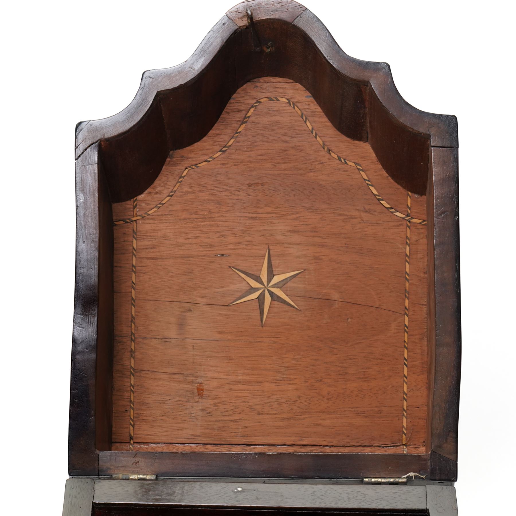 Georgian mahogany knife box, of serpentine form, with fitted interior, H36cm 