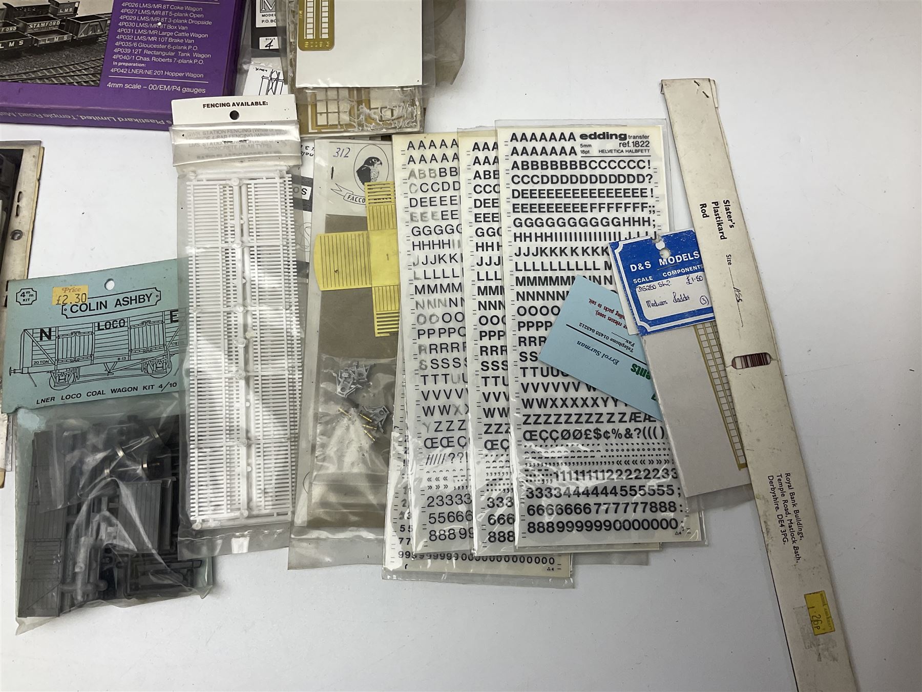 '00' gauge layout accessories - Langley Miniatures Footbridge kit, wagon kits by Nu-Cast, Colin Ashby, Slaters etc, layout chippings, fencing, sprues of figures and accessories, switches and motors, Peco Lectrics, name plates, transfers etc; most boxed or packaged