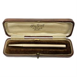 9ct gold propelling pencil, with engine turned decoration and blank rectangular cartouche, hallmarked E Baker & Son, Birmingham 1939, in tooled leather case with silk and velvet lining