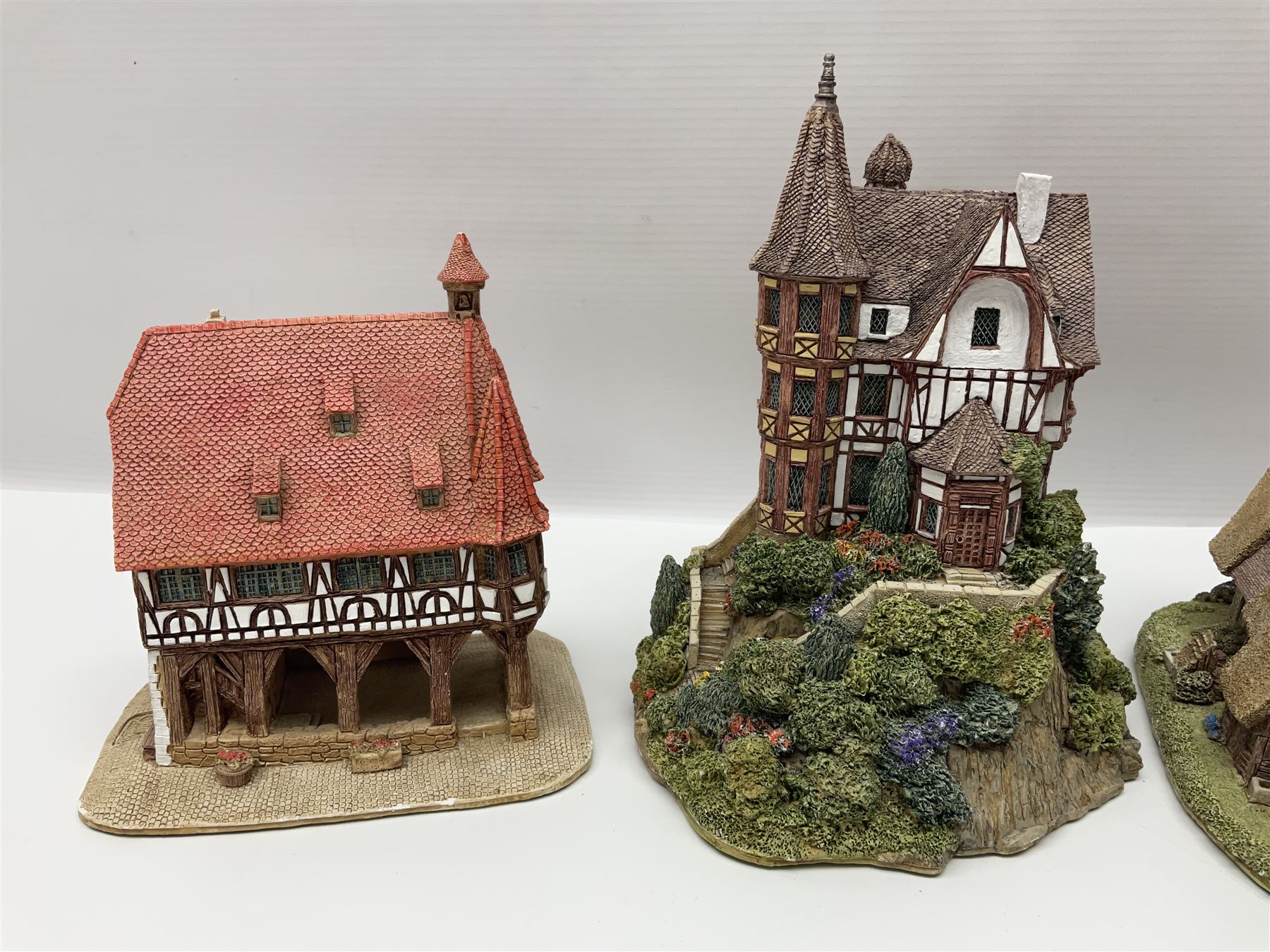 Sixteen Lilliput Lane models from the European collections, to include Dutch Collection; Aan de Amstel, Wipmolen, French Collection; Cabane De Guardian La, Porte Sachoenenberg La, German Collection Alte Schmiede, Das Rathaus, etc some with original boxes and deeds 
